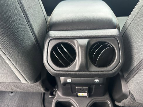 Used 2025 Jeep Wrangler Sahara image 23