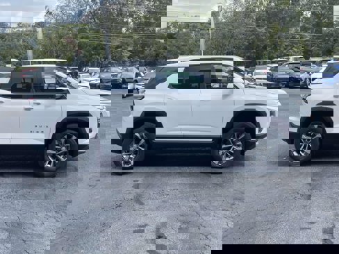 New 2026 Chevrolet Equinox LT image 2