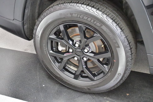 Used 2024 Jeep Grand Cherokee L Laredo image 33