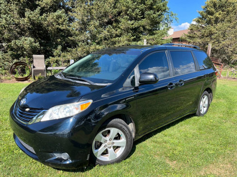Used 2017 Toyota Sienna LE image 1