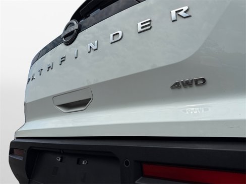 Used 2024 Nissan Pathfinder S image 17