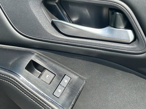 Used 2025 Nissan Rogue SV image 36