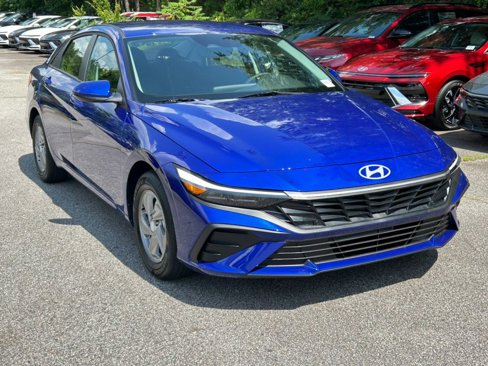 Used 2025 Hyundai Elantra SE image 3