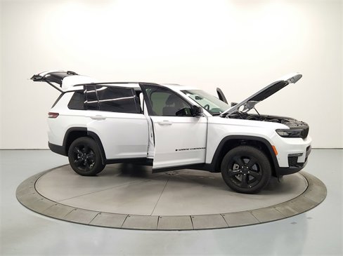 Used 2025 Jeep Grand Cherokee L Limited w/ Luxury Tech Group II image 17