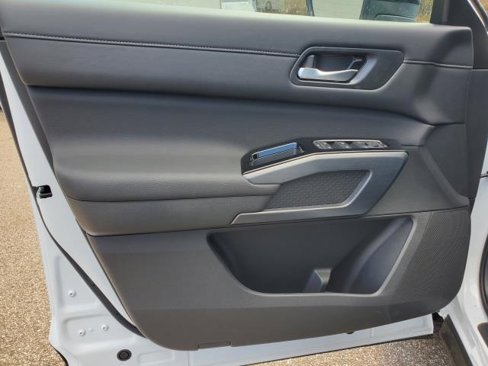 New 2025 Nissan Pathfinder SL image 12