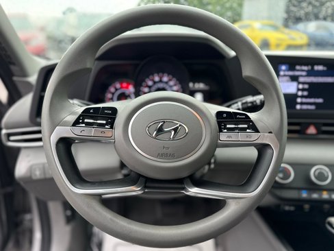 Used 2021 Hyundai Elantra SE image 17