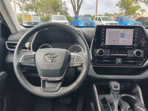 Used 2022 Toyota Highlander XLE image 5