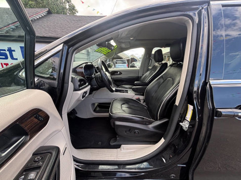 Used 2022 Chrysler Pacifica Limited image 10