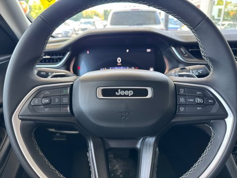Used 2024 Jeep Grand Cherokee Laredo image 23