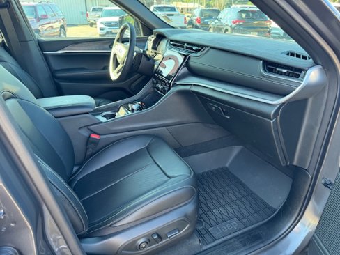 Used 2025 Jeep Grand Cherokee Limited w/ Luxury Tech Group II image 15