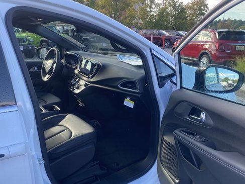 New 2026 Chrysler Voyager LX image 27