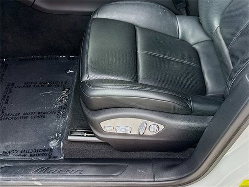 Certified 2024 Porsche Macan image 17