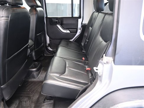 Used 2016 Jeep Wrangler Unlimited Rubicon w/ Connectivity Group image 15