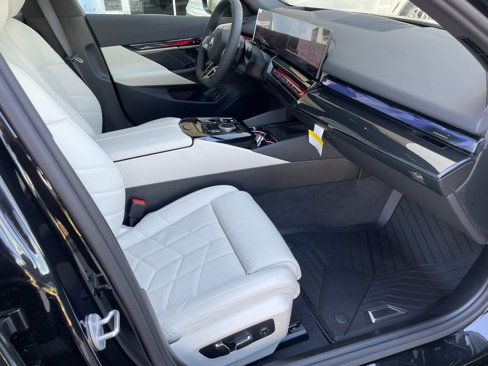 New 2026 BMW 550e xDrive w/ Premium Package image 10