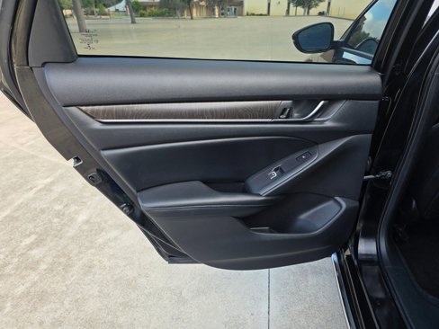 Used 2018 Honda Accord Touring image 16