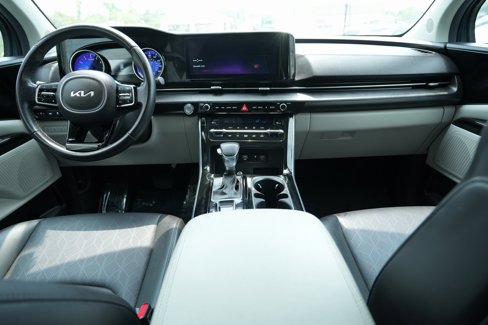 Used 2024 Kia Carnival EX image 34