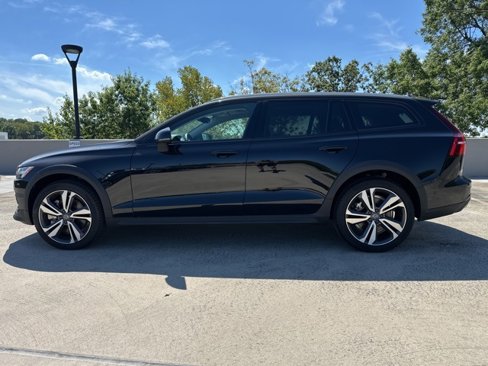 Used 2025 Volvo V60 B5 Cross Country Plus w/ Protection Package Premier image 4