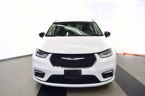 Used 2024 Chrysler Pacifica Limited image 3