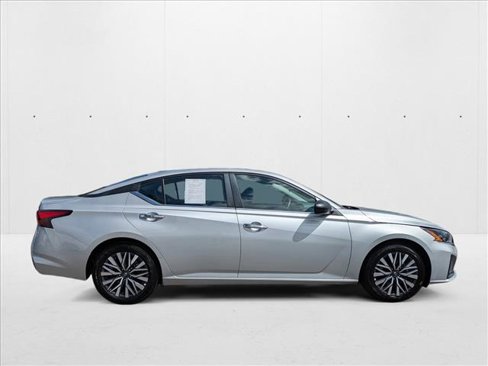 Used 2024 Nissan Altima 2.5 SV image 4