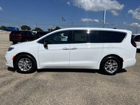 New 2026 Chrysler Pacifica Select image 2