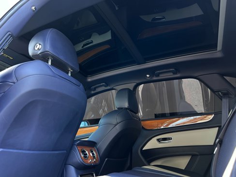 Used 2021 Bentley Bentayga image 27