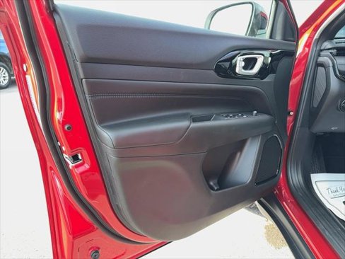 New 2025 Jeep Compass Latitude w/ Altitude Special Edition image 15