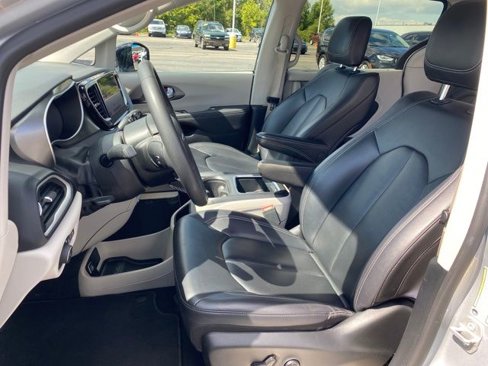 Used 2024 Chrysler Pacifica Touring-L image 15
