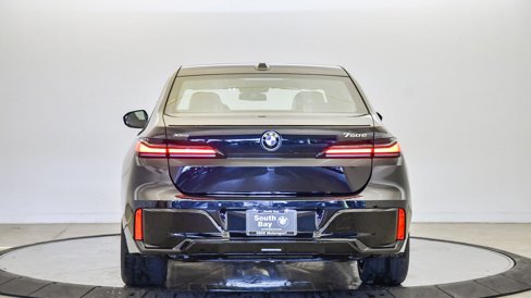 New 2026 BMW 750e xDrive image 3