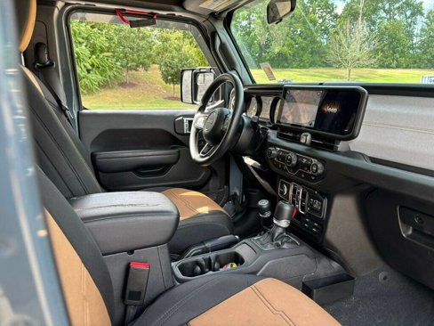 Used 2024 Jeep Gladiator Sport image 13
