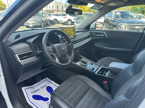 Used 2024 Mitsubishi Outlander SE Black Edition image 9
