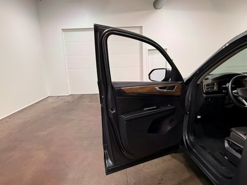 Used 2025 Volkswagen Atlas SE image 57