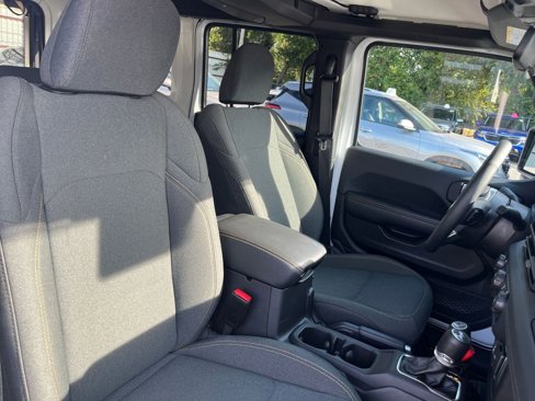 Used 2025 Jeep Wrangler Sahara image 35