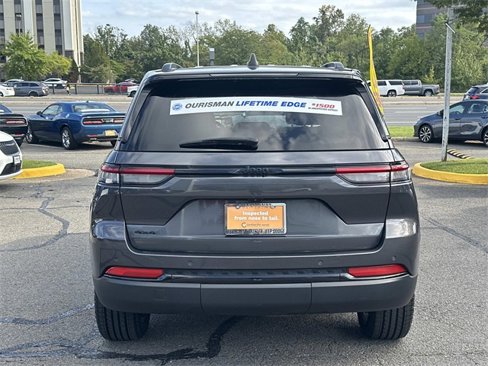 Used 2023 Jeep Grand Cherokee Altitude image 3