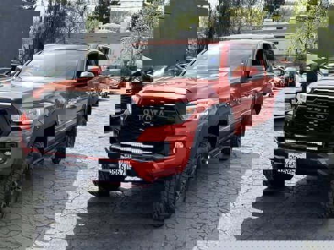 Used 2017 Toyota Tacoma TRD Off-Road image 5