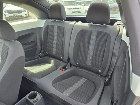Used 2012 Volkswagen Beetle Launch Edition image 21