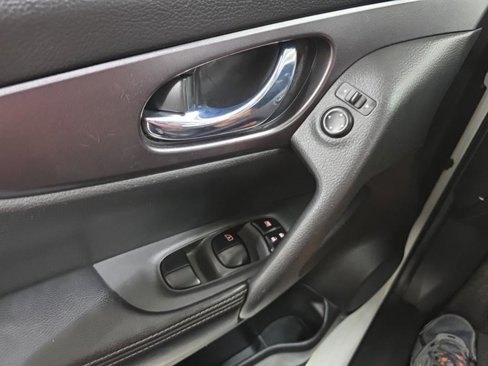 Used 2016 Nissan Rogue S w/ Appearance Package image 23