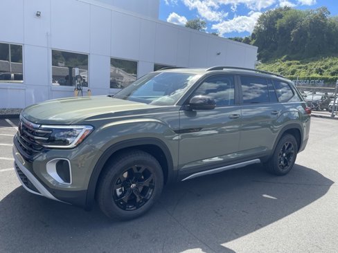 New 2025 Volkswagen Atlas Peak Edition SE image 2