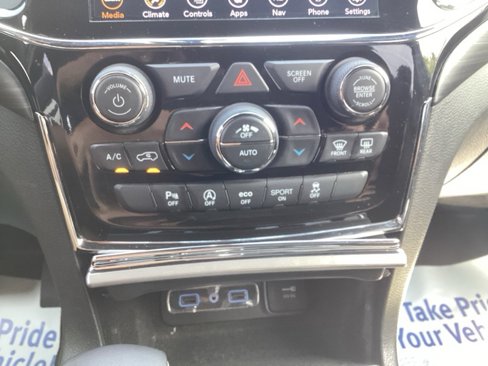 Used 2022 Jeep Grand Cherokee Laredo X image 40