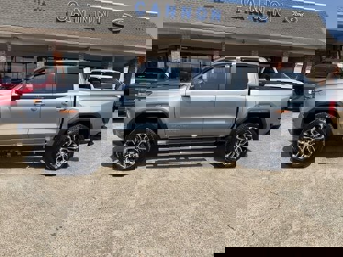 Used 2024 GMC Canyon Denali image 2