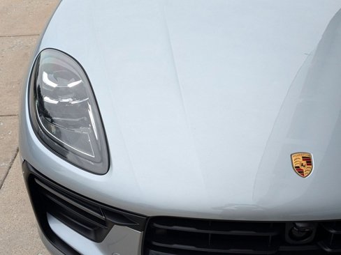 Certified 2025 Porsche Macan image 12