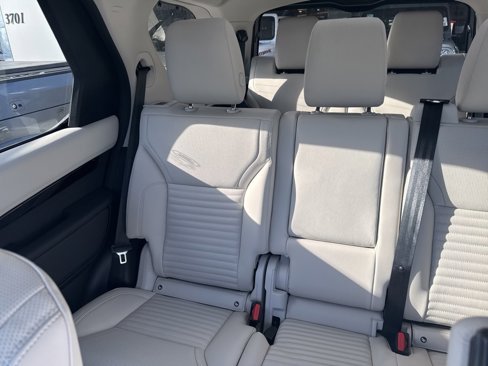 Used 2025 Land Rover Discovery S image 11