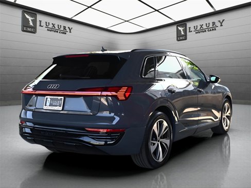 Used 2024 Audi Q8 e-tron Premium image 7