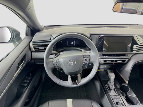 Used 2025 Toyota Camry SE image 21