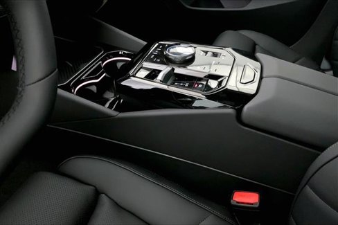 Used 2026 BMW 550e xDrive image 6