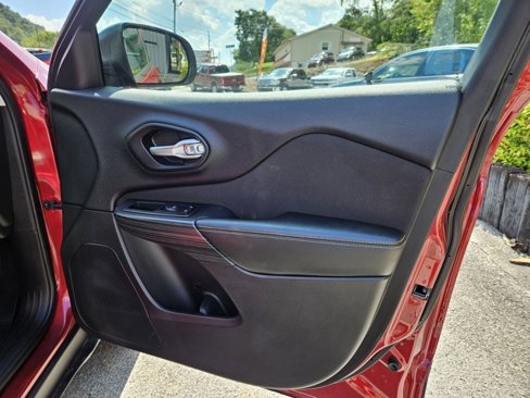 Used 2016 Jeep Cherokee Sport image 15