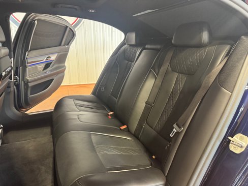 Used 2021 BMW 750i xDrive w/ Executive Package image 21