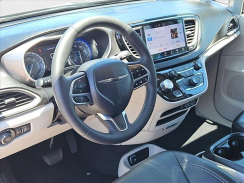 Used 2024 Chrysler Pacifica Touring-L image 10