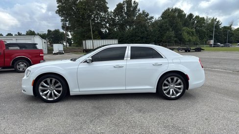 Used 2018 Chrysler 300 Limited w/ Safetytec Plus Group image 2