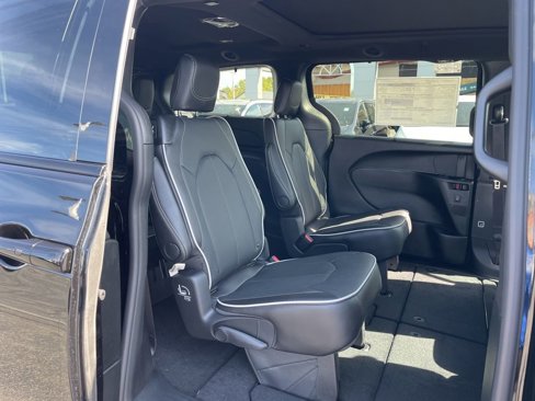 New 2026 Chrysler Pacifica Limited w/ Uconnect Theater Family Group image 34