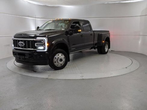Certified 2025 Ford F450 Platinum w/ FX4 Off-Road Package image 6